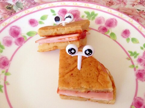 ハムとチーズの大豆粉パンケーキサンド♡